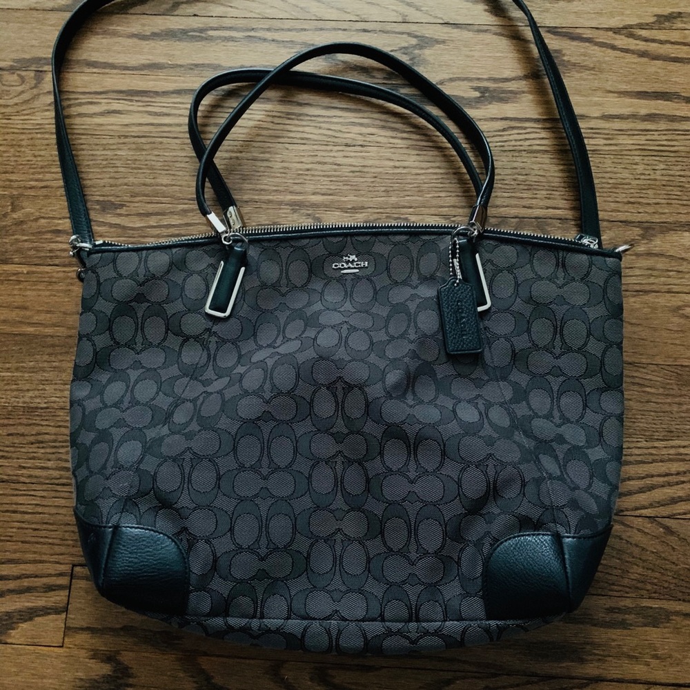 EXCELLENT CONDITION Coach Signature zip tote
